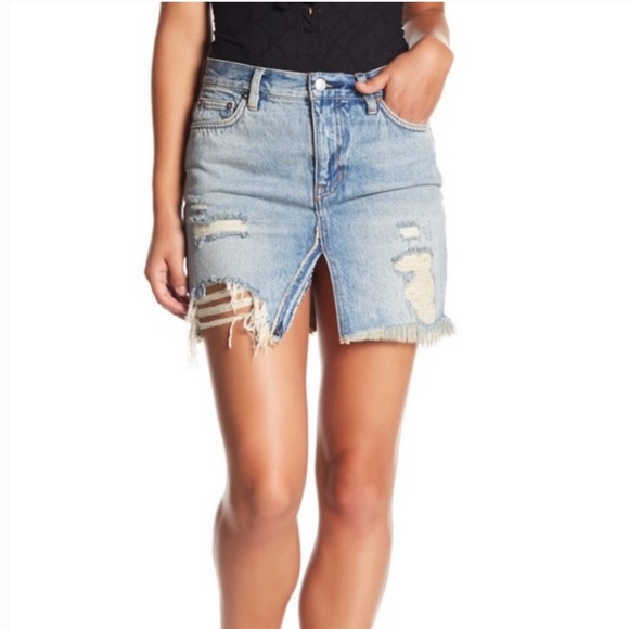 Free People We The Free Distressed Denim Mini Skirt Raw Hem Boho Y2K Grunge 26 - Picture 1 of 6